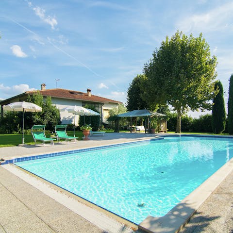 Take a break from the Tuscan heat by dipping into the shared pool