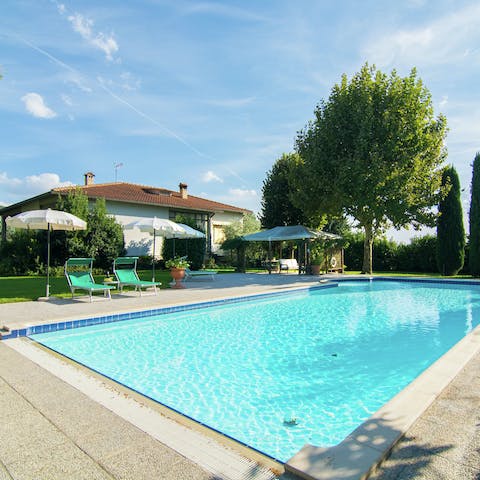 Take a break from the Tuscan heat by dipping into the shared pool
