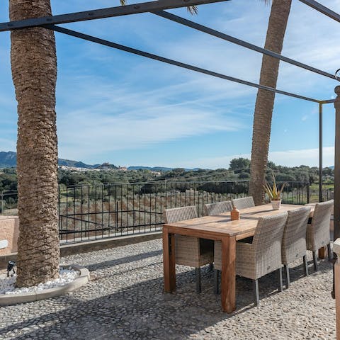 Cook in the outdoor kitchen and on the barbecue and feast under the stars