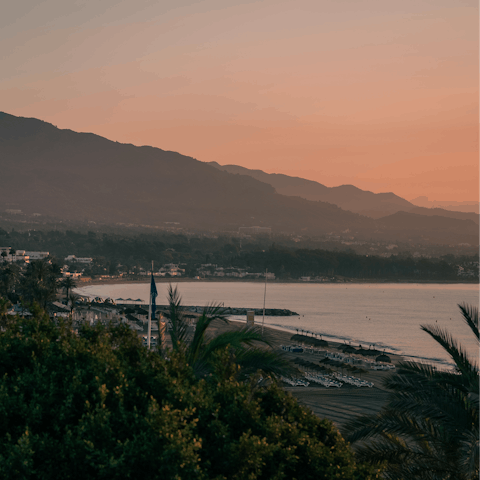 Discover the famous marina, world-class golf courses and vibrant bars of Marbella