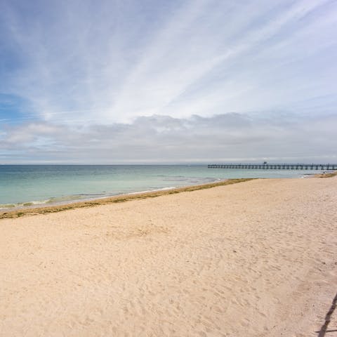Stay within the immediate vicinity of Luc-sur-Mer Beach