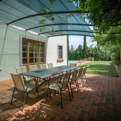 Cook on the barbecue and dine in the shade of the pergola