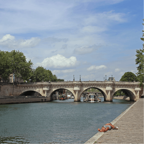 Stroll along the banks of the Seine, four minutes away on foot