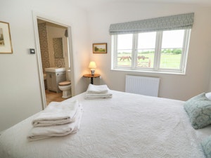 Love in the Cotswolds image 3