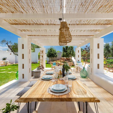 Gather everybody together for lively dinners on the pergola