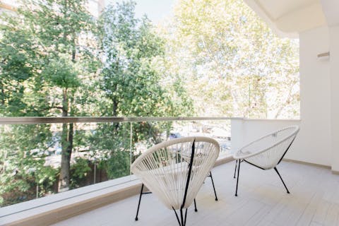 Enjoy the atmosphere of your neighbourhood from the private balcony's Acapulco chairs