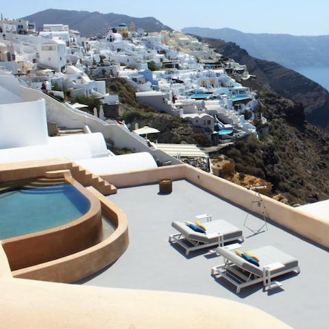 Take a refreshing dip in the pool and gaze across the beautiful horizon