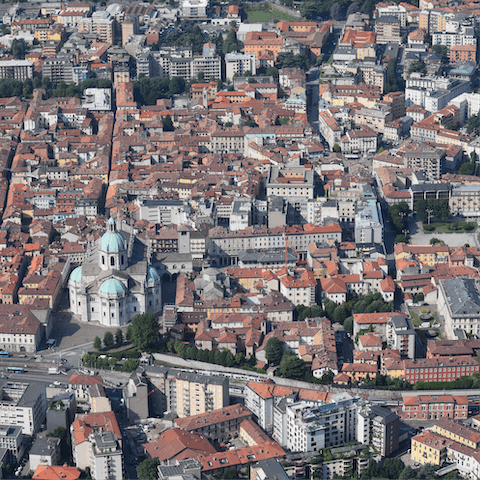 Start your sightseeing at Como's Duomo – it's just along the street