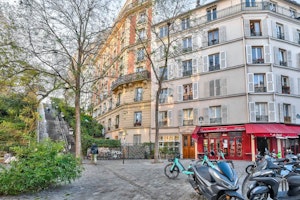 Steps to Sacré-Coeur image 7
