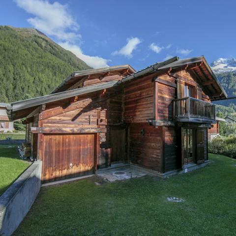Stay in a beautiful wooden chalet with mountain views