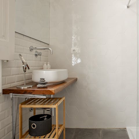 Get ready for an evening out in Noto in the modern bathroom