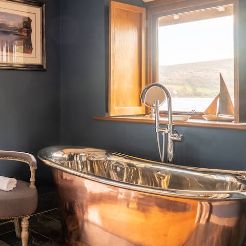 Sip a glass of pinot noir in the copper tub after a long day of hiking 
