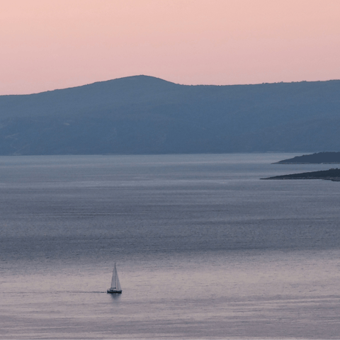 Discover the idyllic coastline of Brač with an organised boat trip