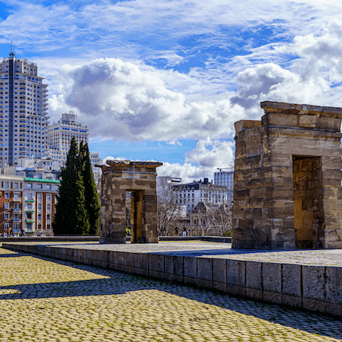 Walk over to the nearby Temple of Debod, an ancient Egyptian temple