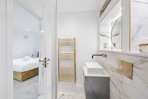 Contemporary Chiswick image 3