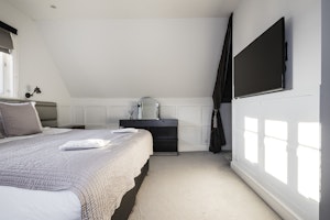 The White Bonnet image 5