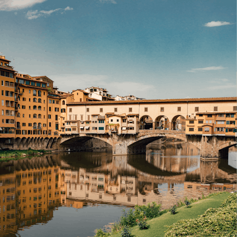 Stroll across nearby Ponte Vecchio with a gelato in hand