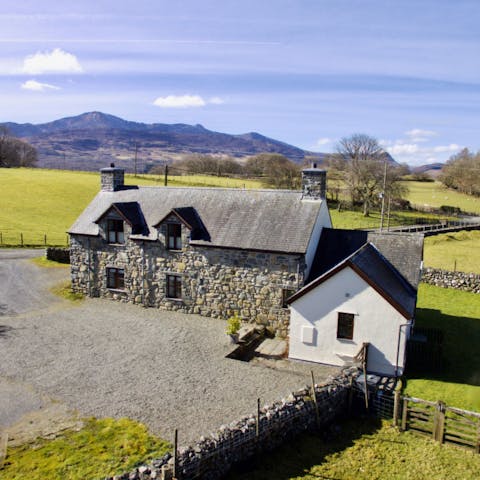 Stay in a traditional Welsh slate cottage, right in the heart of Snowdonia National Park