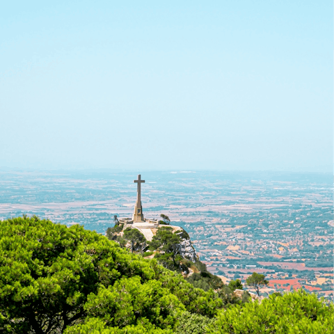 Explore Felanitx, 3km away, or drive 18km to Mallorca's coast