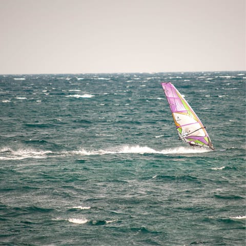 Windsurf along the waves at the beach