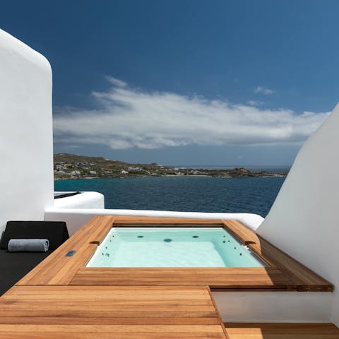 Sit back in the hot tub and relax with panoramic views