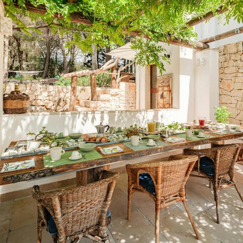 Dine under the wisteria on Italian specialties prepared by a private chef 