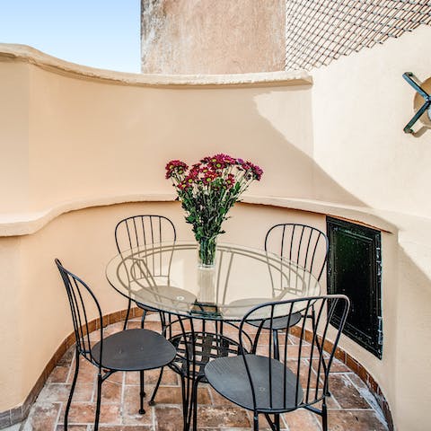 Start the day on the right foot, enjoying an espresso and a pastry on the terrace