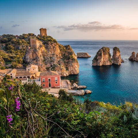 Discover Sicily from your location between Mount Etna and the sea