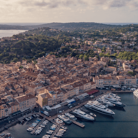 Head into Saint Tropez for a glamorous evening meal (just a short drive away)