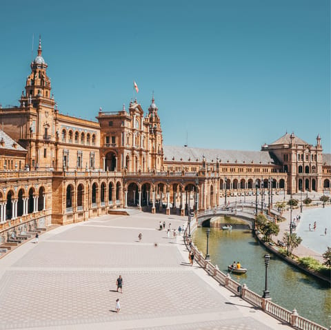 Explore beautiful Seville from you spot in Triana – you'll be just a few minutes walk from the bridge into the city centre 