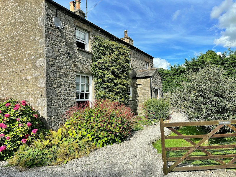 Casterton Gardens main image