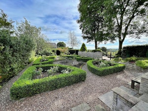Casterton Gardens image 6