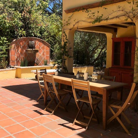 Gather round the outdoor dinner table for a hot slice of California-style pizza