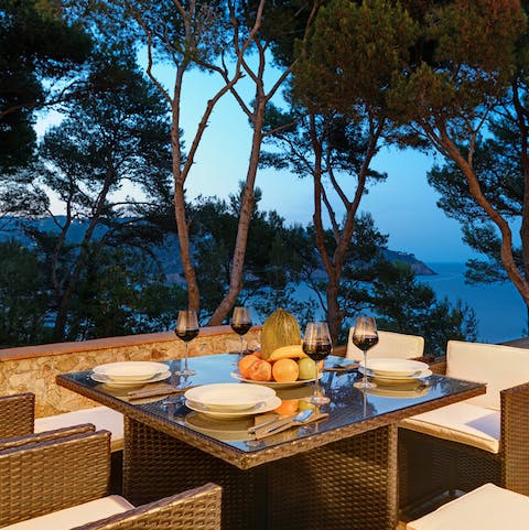 Enjoy lazy dinners with a seaside view