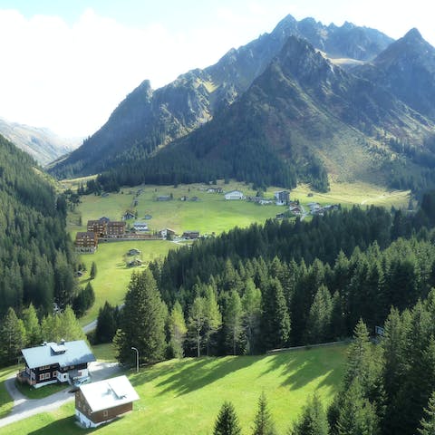 Go hiking in summmer, the Täscher hiking route is thirteen minutes away by car