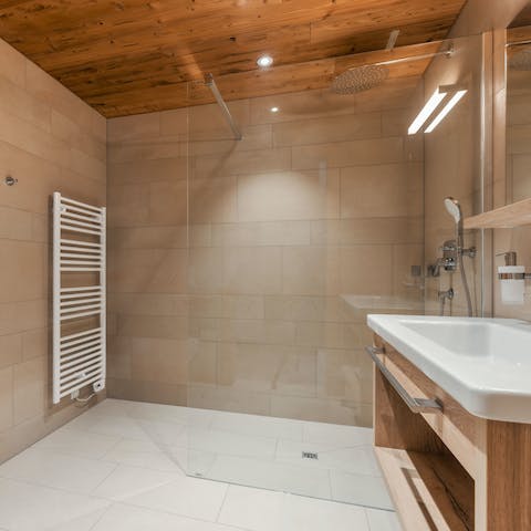 Freshen up in the huge rainfall shower after a long day of snowsports