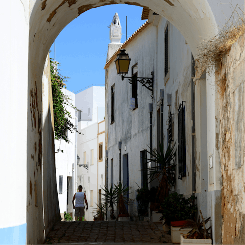 Discover the picturesque coastal towns of the Algarve