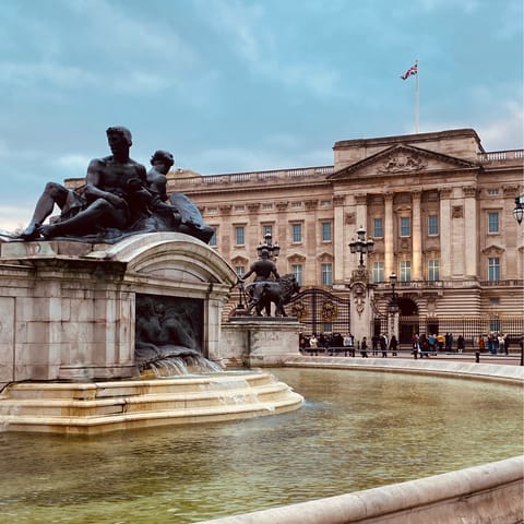 Walk just a few steps to Buckingham Palace