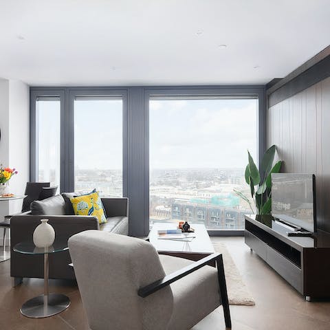 Relax in the light-filled living space after a day of London sightseeing