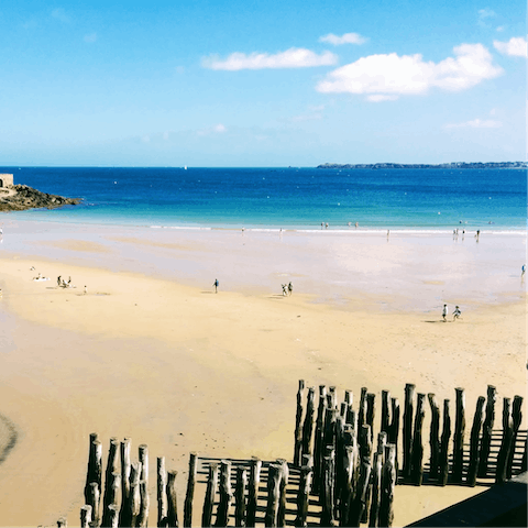 Start your mornings with a stroll along Grande Plage du Sillon, just footsteps away 