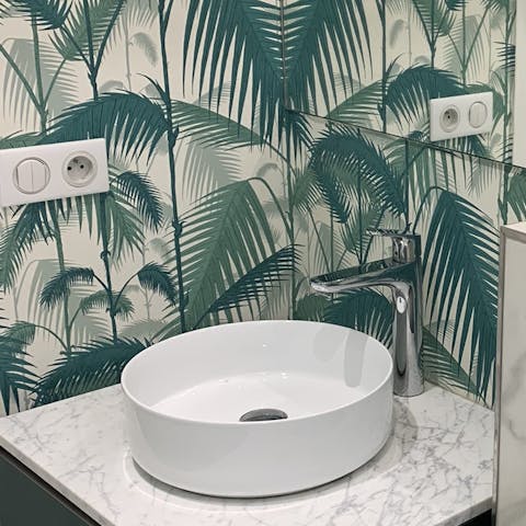 Stay fresh in style with the bathroom's tropic decor