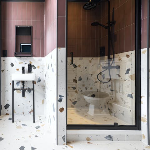 Get ready in the modern bathroom for a night out in Edinburgh