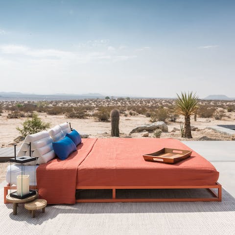 Sunbathe on the outdoor bed – or sleep out there under the stars