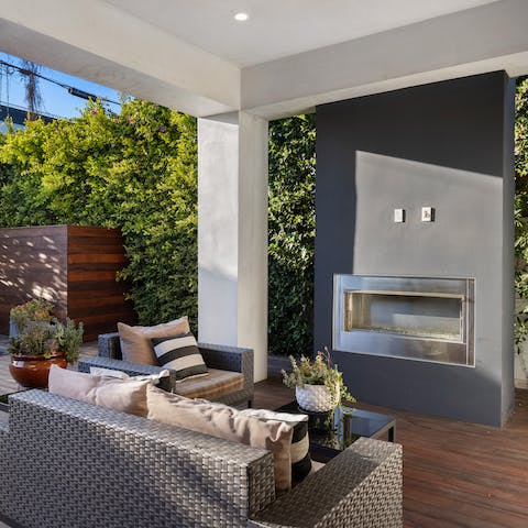 Make the most of indoor-outdoor living in the stylish back yard