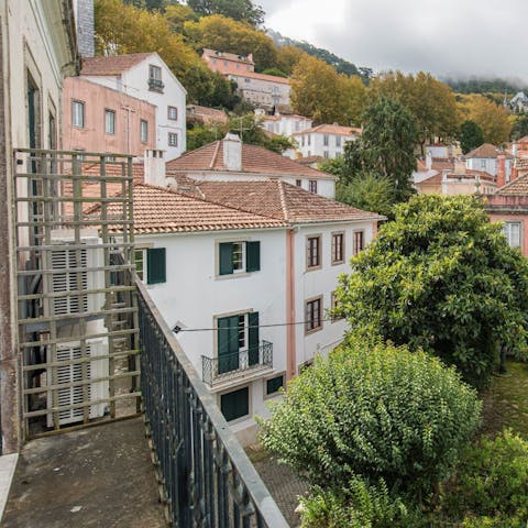Enjoys views across the rooftops and gardens from your balcony – you can see Quinta da Regaleira and the Moorish Castle