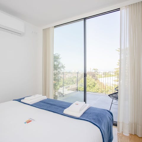Wake up in the comfortable bedroom and step straight onto its large private balcony for views over Porto's rooftops
