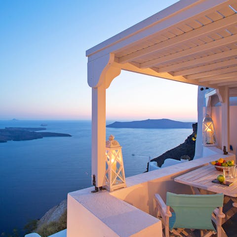 Enjoy alfresco dining in true Santorini style