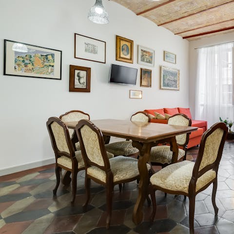 Tuck into coffee and pastries around the dining table as you map out the day's itinerary