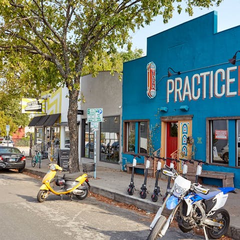 Explore hip East Austin – bars, eateries and boutiques are all close by