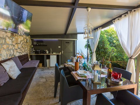 Rustle up a few cocktails in the bar and enjoy them underneath the shade
